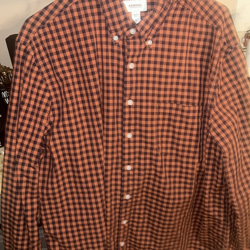 Sonoma button down shirt orange, and navy plaid
EUC size XL